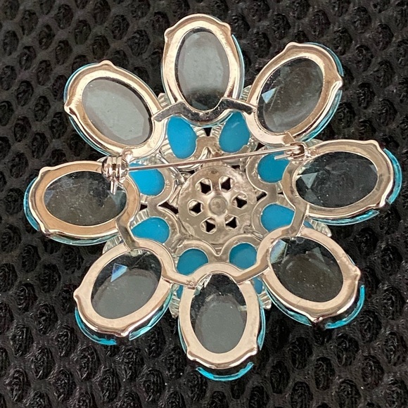 COSTUME THREE TIER FLOWER SHAPE PIN BROOCH BLUE CRYSTAL FAUX TURQUOISE - Picture 3 of 9